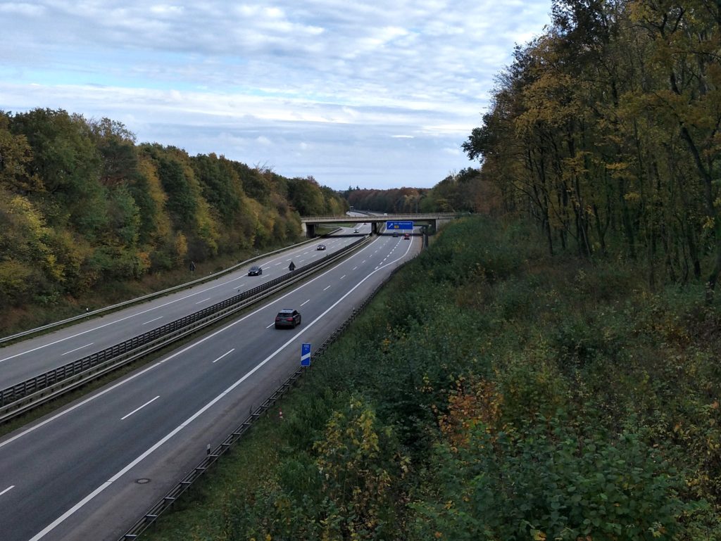 Aussicht auf die Autobahn von einer Autobahnbrücke