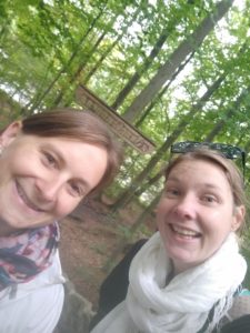 Zwei Frauen im Wald bei einer Wanderung