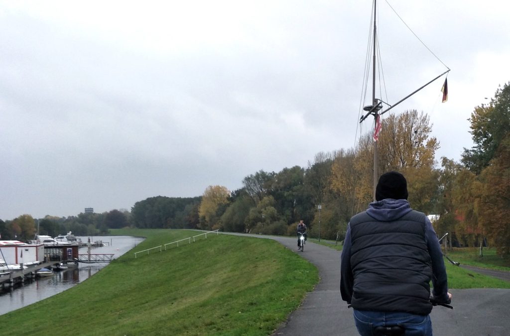 Man fährt Fahrrad entlang der Weser