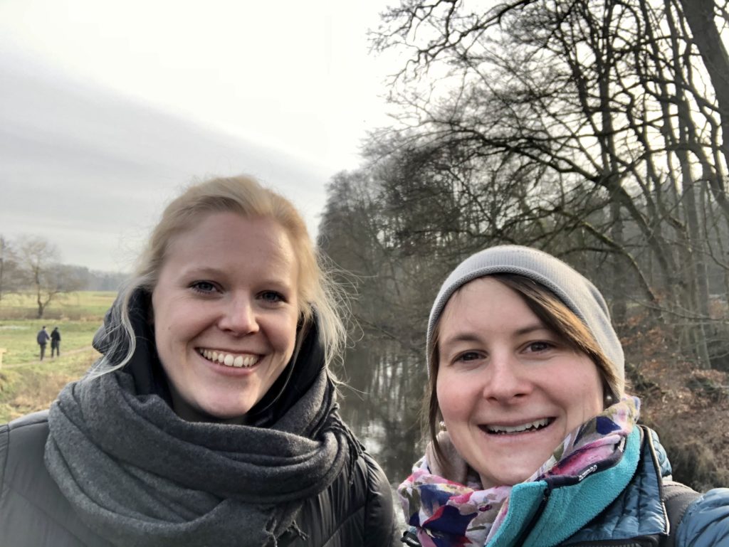 Selfie von zwei Frauen auf Wanderung
