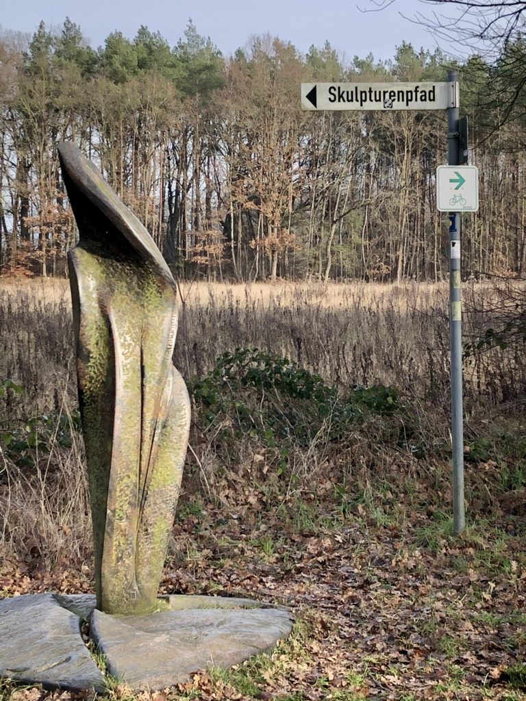 Wegweiser zum Skulpurenpfad in Bienenbüttel