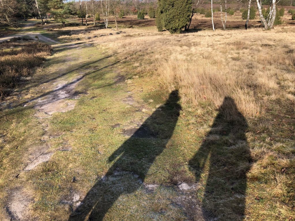 Schatten von zwei Frauen auf Wanderweg