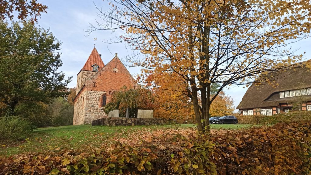 Kirche im Ortskern von Dötlingen